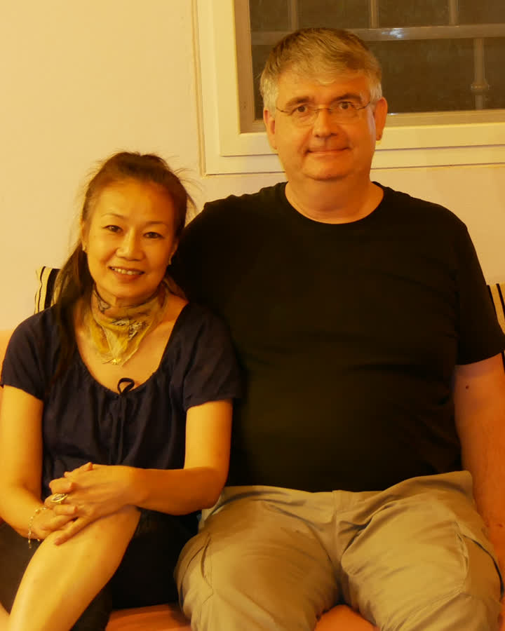 Stefan und Sopha sitzen nebeneinander auf dem Sofa – Originalfoto aus Stefans Archiv
